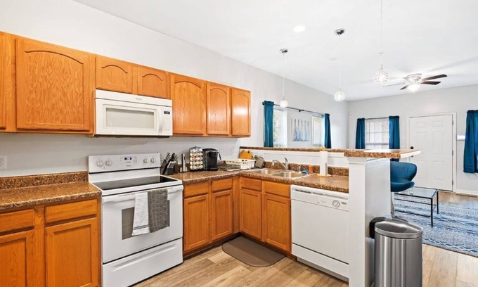 East Durham House | Modern| Spacious 3BR + 2B| 5 mins to DT Durham