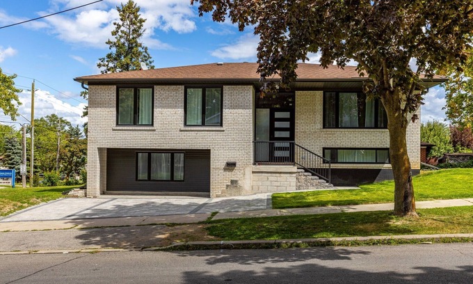Newtonbrook House | Modern Spacious 6-Bedroom Retreat