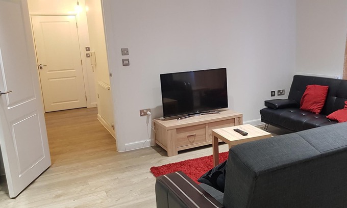 Greenhithe Apartment | Modern spacious Apartment with Balcony view & ensuite Master bedroom