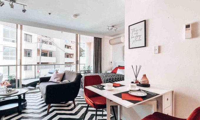 Woollahra Apartment | Modern spacious studio with balcony & pool