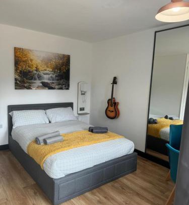Crawley Apartment | Modern Spacious Crawley Studio