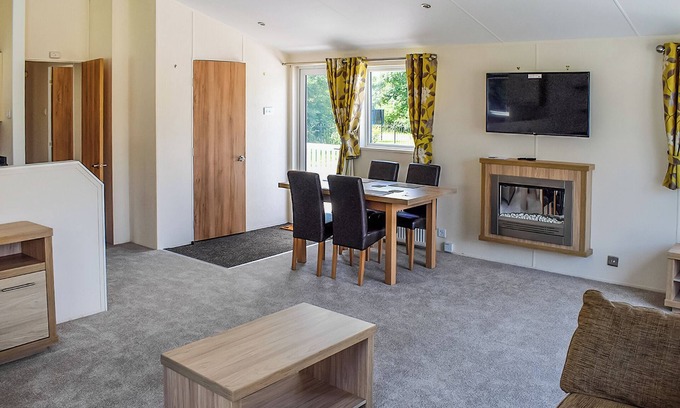 Arnold House | Modern, spacious lodge with double and twin rooms.