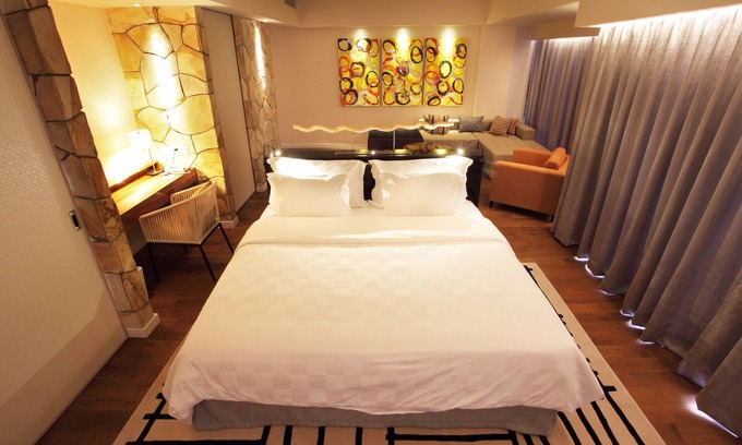 Nakula Apartment | Modern Spacious Suite with Free Stocked Minibar (TStone Suite2)