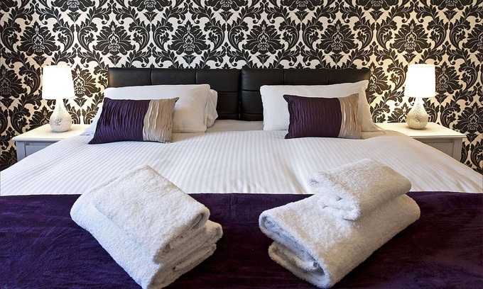 Gifford Apartment | MODERN, SPECIOUS, CENTRAL LOCATION, 3 BEDROOMS , 2 BATHROOMS , FREE CAR PAR