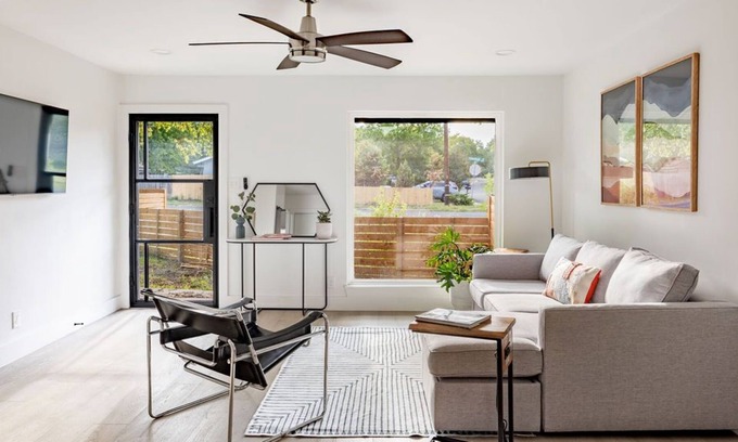 East Congress Condo | Modern St. Elmo 2 Bedroom 10 Min- Downtown/Zilker