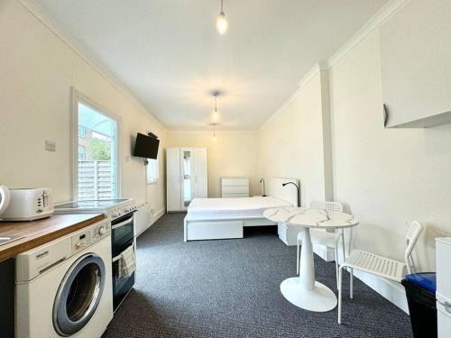 Wimbledon Apartment | Modern Studio 1 min Walk Station