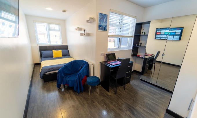 Selly Oak Apartment | Modern Studio 10 mins on train to City!
