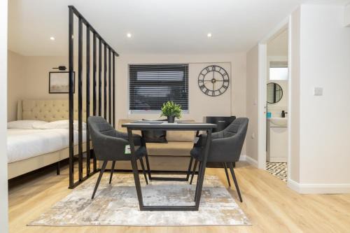 Stoke-on-Trent Apartment | Modern Studio Apart Large Garden