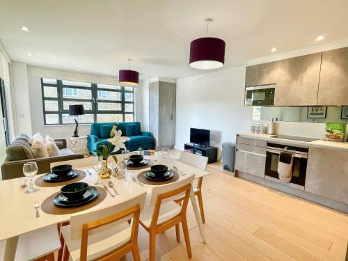 St. Johns Wood Apartment | Modern Studio Apartments & 3Bedroom flat with Pvt Balcony steps from Regent's Park