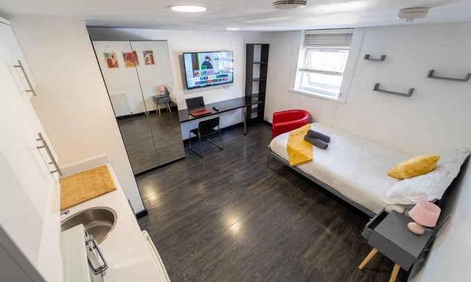 Selly Oak Apartment | Modern studio available close to the city