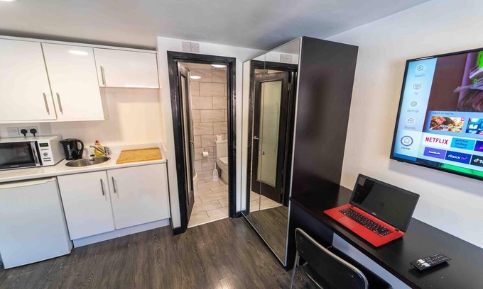 Selly Oak Apartment | Modern Studio Available Close to the City