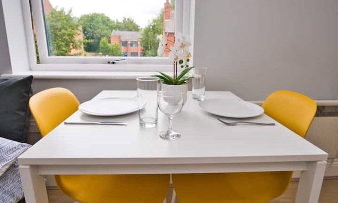Seisdon Apartment | Modern Studio - Close to City Centre!