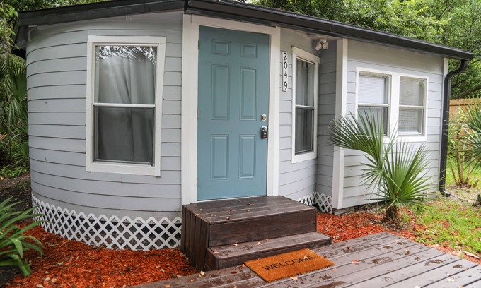 San Marco Cottage | Modern studio cottage with private patio and parking