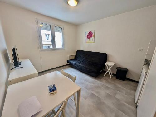 Secteur 1 Apartment | Modern Studio - Free Parking, Near Train Station & Downtown