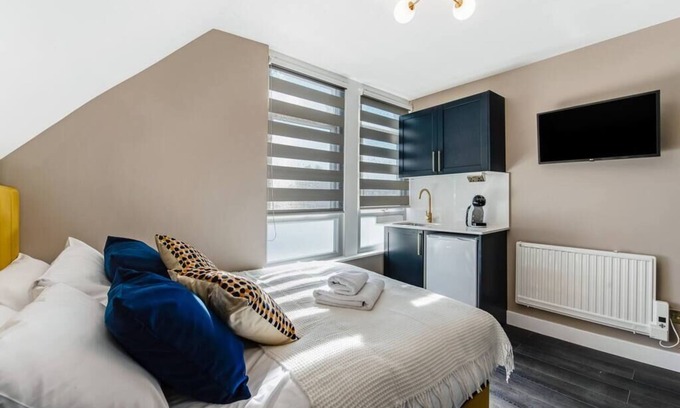 Seven Sisters Condo | Modern Studio in Excellent Location