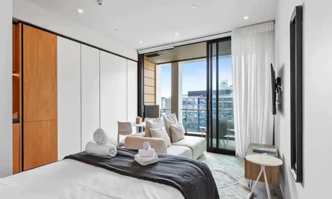 Auckland Central Business District House | Modern Studio in Wynyard Quarter by Zodiak Stays
