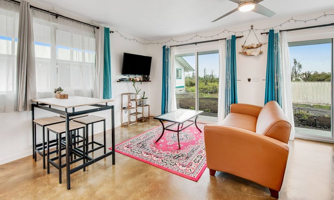 Keaau Apartment | Modern studio with gated access, lanai, kitchenette, & private washer and dryer