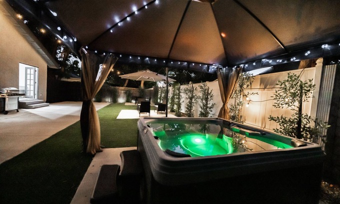 Winnetka House | Modern Style 4-Bedroom Home with Jacuzzi