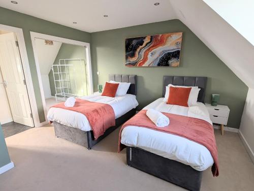 Peterborough Apartment | Modern & stylish 4 bed home with garden