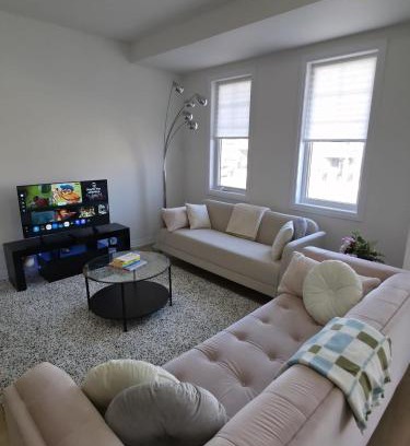 Caledonia House | Modern Stylish Cozy Home Balcony Wifi