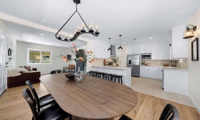 Mission Hills House | Modern & Stylish Mission Hills Neighborhood Escape