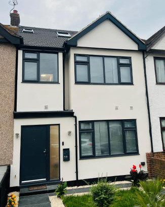 Feltham West House | Modern suite
