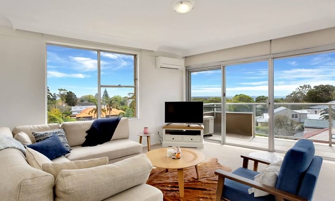 Bellevue Hill Apartment | Modern three-bedroom apartment capturing 180-degree views in Bellevue Hill