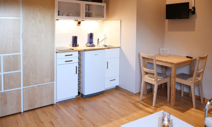 Langenfeld Apartment | Modern top floor apartment with kitchen and private bathroom