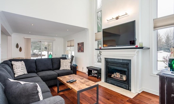 The Blue Mountains Apartment | Modern Town Home Steps from the Village