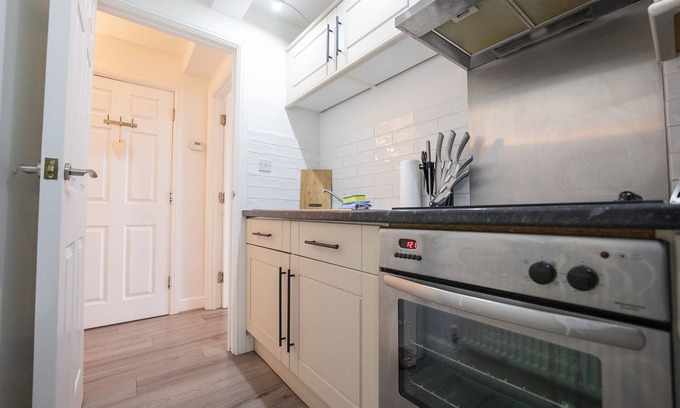 City Centre Apartment | Modern Townhouse Apartment in Stratford Upon Avon With Wifi & Netflix