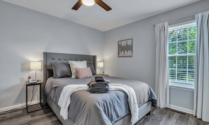 North Charleston House | Modern Townhome Near Airport & Downtown Charleston