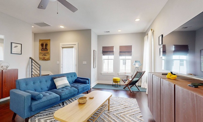 Govalle House | Modern townhome in the heart of Austin, close to restaurants, shopping and more