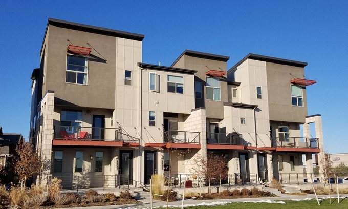 Northfield House | Modern Townhome Near Amenities, Highway, Airport, Downtown