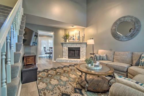 Overland Park House | Modern Townhome with Fireplace Near Stoll Park