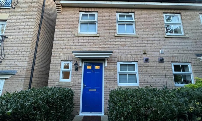 Wellingborough House | Modern TownHouse - 3 bed 2.5 bath 2 Private Gated Parking