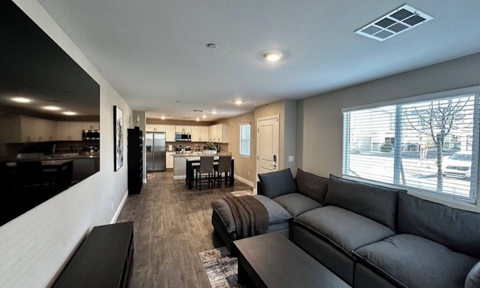 Enterprise House | Modern Townhouse Retreat, Cozy & Convenient