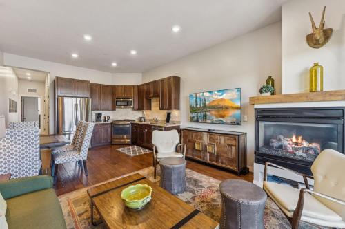 Kimball Junction House | Modern Townhouse with HotTub & Garage