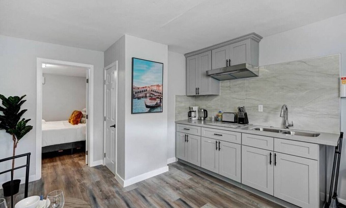South el Monte House | Modern Traveler's Cozy Retreat: Perfect for Solo Explorers and Small Families, Complete with a King Bed, Patio, and Kitchen.