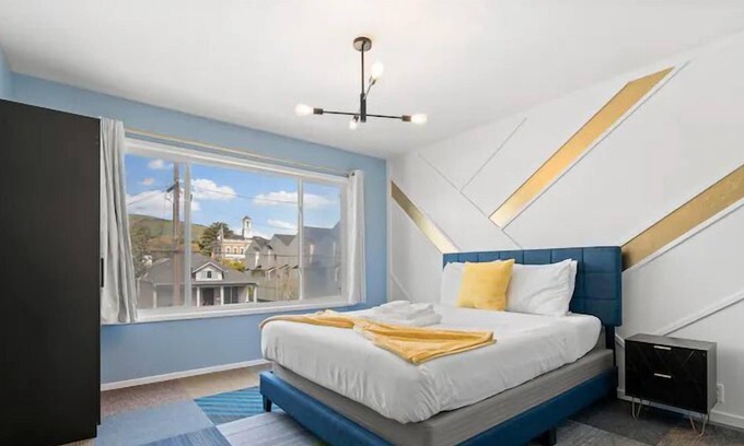 Downtown Apartment | Modern Trendy Spacious Homes SSFDowntown