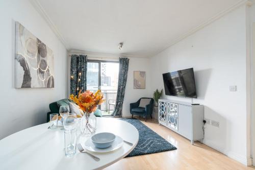 East Acton Apartment | Modern two bed two bath opposite tube station