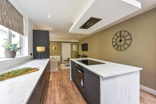 Roath Apartment | Modern Two Bed with En-Suites and Private Parking