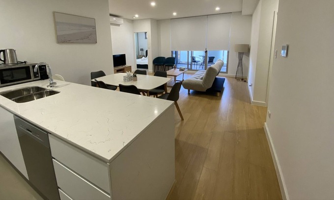 Asquith Apartment | Modern two bedroom apartment/shops/trains