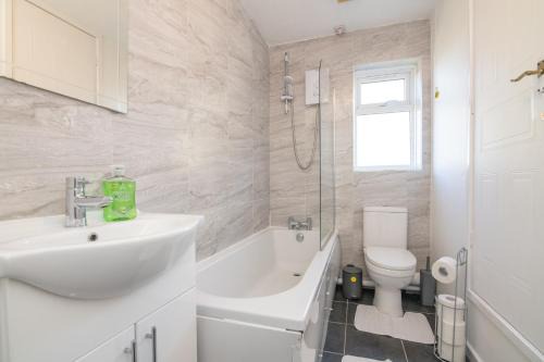 Tipton House | Modern Two Bedroom House with Parking