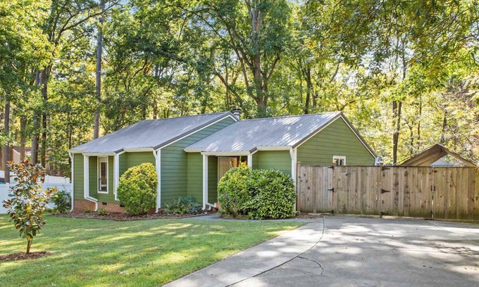 Cary House | Modern Updated|Fenced In|Pet Friendly|King Bed