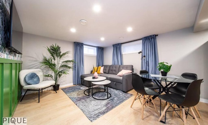 Northeast Edmonton Apartment | Modern Urban Escape -King Bed -Pet Friendly - Free Parking & Netflix - Fast Wi-Fi
