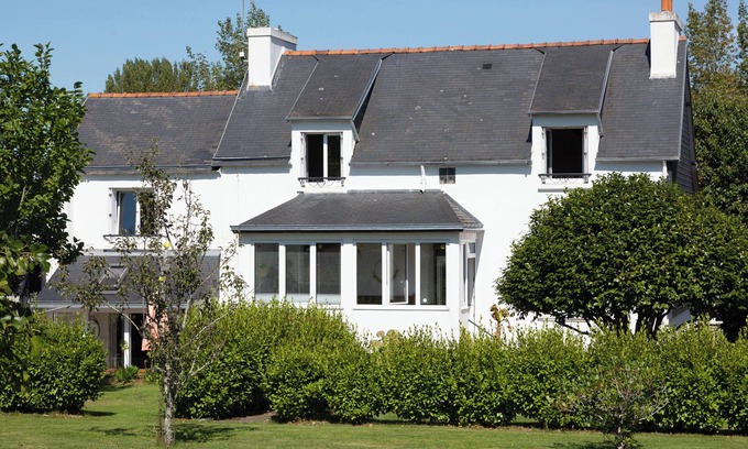 Clohars-Fouesnant House | Modern Vacation Home "Coz" with Pool and Garden
