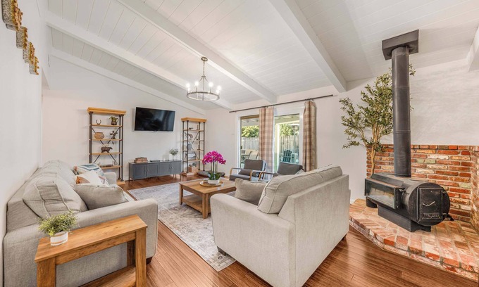 Santa Ynez House | Modern Valley Oasis! Pet-friendly & Walkable to DT