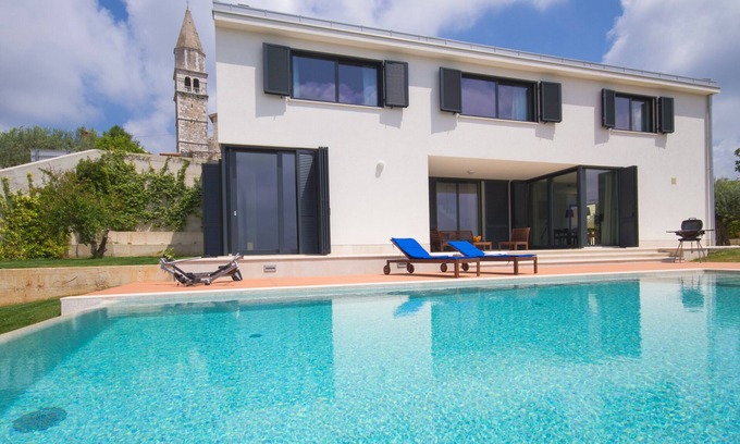 Strpacici Villa | Modern Villa Anna with outdoor pool in Visnjan