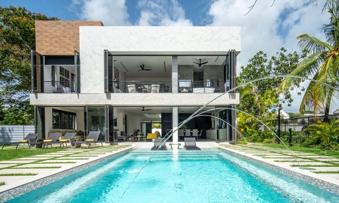 Weston Villa | Modern villa at Weston with direct access to white sand beach