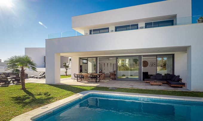 Castillo de Sabinillas Villa | Modern villa near the sea